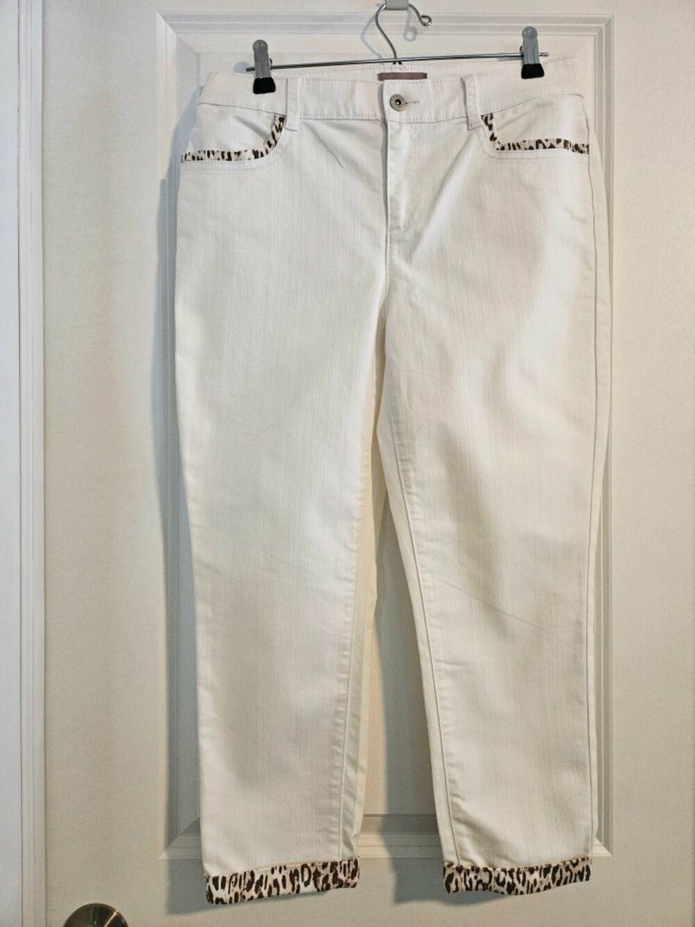 Chico’s White Cropped Pants with Leopard Trim Stretch Ankle Pants | Size 0/S/4-6